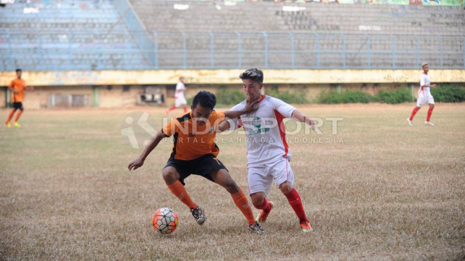 Kim Kurniawan bermain ngotot dalam laga uji coba PBR vs Villa 2000. Copyright: © Ratno Prasetyo/INDOSPORT